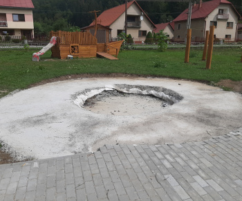 Aktuality / V sobotu sme otvorili a posvätili naše inkluzívne detské ihrisko RODINKA - foto