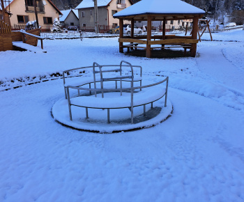 Aktuality / V sobotu sme otvorili a posvätili naše inkluzívne detské ihrisko RODINKA - foto