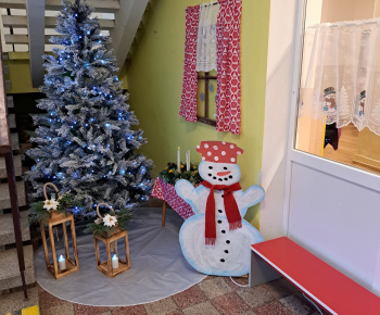Aktuality / Deti z materskej školy dnes zdobili vianočný stromček - foto