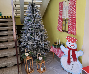 Aktuality / Deti z materskej školy dnes zdobili vianočný stromček - foto