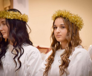 Aktuality / Sv. Mikuláš zavítal aj do nášho Božieho chrámu a zapálil vianočný stromček - foto