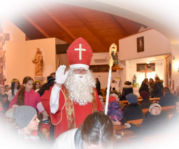 Aktuality / Sv. Mikuláš zavítal aj do nášho Božieho chrámu a zapálil vianočný stromček - foto