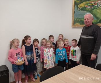Aktuality / Detičky z materskej školy zaspievali vianočné koledy starostovi obce - foto