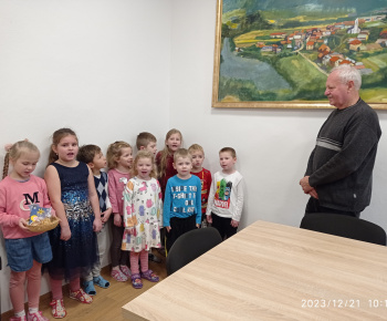 Aktuality / Detičky z materskej školy zaspievali vianočné koledy starostovi obce - foto