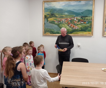 Aktuality / Detičky z materskej školy zaspievali vianočné koledy starostovi obce - foto