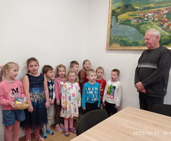 Aktuality / Detičky z materskej školy zaspievali vianočné koledy starostovi obce - foto