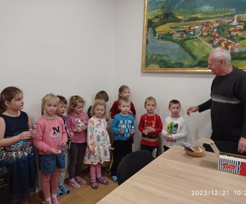 Aktuality / Detičky z materskej školy zaspievali vianočné koledy starostovi obce - foto