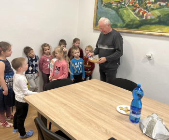 Aktuality / Detičky z materskej školy zaspievali vianočné koledy starostovi obce - foto