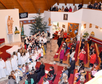 Aktuality / Pozrite si fotky z jasličkovej slávnosti v našom Božom chráme  - foto
