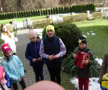 Aktuality / Okolo starostu obce prešiel historický vlak a k nemu deti z Dobrej noviny - foto