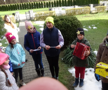 Aktuality / Okolo starostu obce prešiel historický vlak a k nemu deti z Dobrej noviny - foto