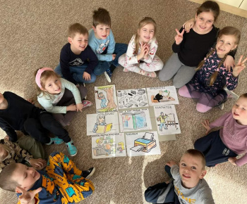 Aktuality / Aj takto si deti z našej materskej školy pripomenuli Marec - mesiac knihy - foto