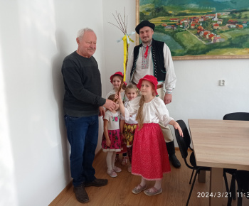 Aktuality / Patrik Kaprálik učil deti v materskej škole pliesť Veľkonočné korbáče - foto