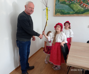 Aktuality / Patrik Kaprálik učil deti v materskej škole pliesť Veľkonočné korbáče - foto