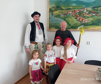 Aktuality / Patrik Kaprálik učil deti v materskej škole pliesť Veľkonočné korbáče - foto