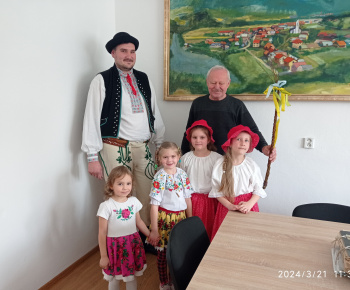 Aktuality / Patrik Kaprálik učil deti v materskej škole pliesť Veľkonočné korbáče - foto