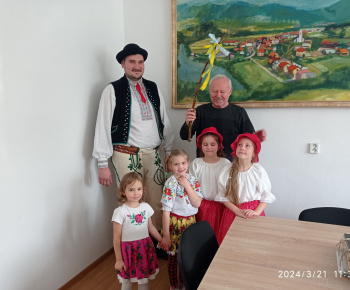 Aktuality / Patrik Kaprálik učil deti v materskej škole pliesť Veľkonočné korbáče - foto