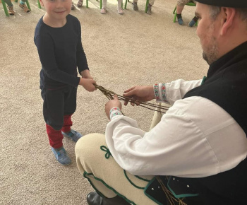 Aktuality / Patrik Kaprálik učil deti v materskej škole pliesť Veľkonočné korbáče - foto