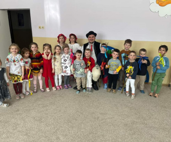 Aktuality / Patrik Kaprálik učil deti v materskej škole pliesť Veľkonočné korbáče - foto