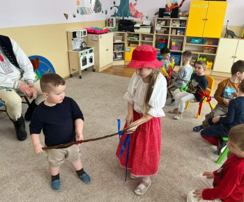 Aktuality / Patrik Kaprálik učil deti v materskej škole pliesť Veľkonočné korbáče - foto