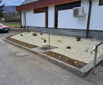 Aktuality / Upravený priestor pri našom Božom chráme - foto