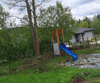 Aktuality / Opílili sme konáre na strome. ktoré ohrozovali deti z MŠ pri hre - foto