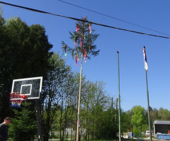 Aktuality / Chlapci z našej materskej školy postavili spolužiačkam MÁJ 30.4.2024 - video