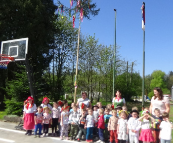 Aktuality / Chlapci z našej materskej školy postavili spolužiačkam MÁJ 30.4.2024 - video