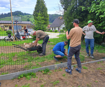 Aktuality / Výstavba detského ihriska v školskej záhrade finišuje - foto