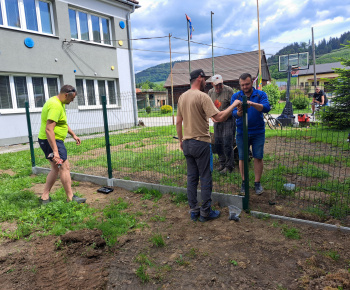 Aktuality / Výstavba detského ihriska v školskej záhrade finišuje - foto