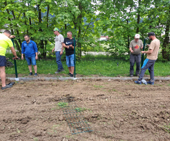 Aktuality / Výstavba detského ihriska v školskej záhrade finišuje - foto