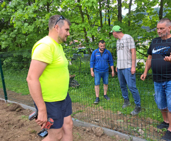 Aktuality / Výstavba detského ihriska v školskej záhrade finišuje - foto