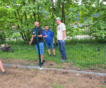 Aktuality / Výstavba detského ihriska v školskej záhrade finišuje - foto