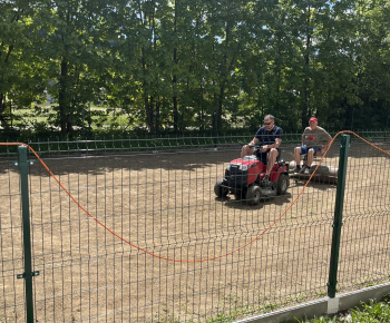 Aktuality / Výstavba detského ihriska v školskej záhrade finišuje - foto
