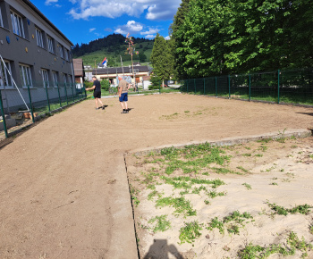 Aktuality / Výstavba detského ihriska v školskej záhrade finišuje - foto