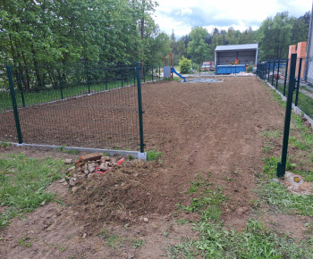 Aktuality / Výstavba detského ihriska v školskej záhrade finišuje - foto