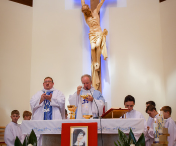 Aktuality / Pozrite si fotky z  odpustovej slávnosti našej patrónky Panny Márie Pomocnici kresťanov - foto