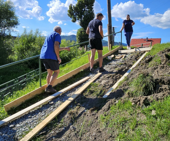 Aktuality / Výstavba schodov a úprava vstupnej cesty na gagaparku - foto