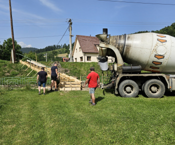 Aktuality / Výstavba schodov a úprava vstupnej cesty na gagaparku - foto