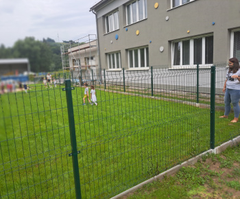 Aktuality / Deti už začali využívať novopostavený areál pri budove materskej školy - foto