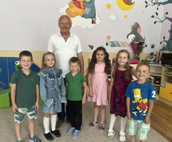 Aktuality / Aj starosta obce sa prišiel rozlúčiť s odchádzajúcimi predškolákmi do veľkej školy - foto