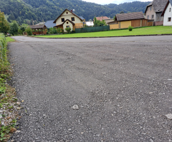 Aktuality / Asfaltovou drťou sme upravili parkovisko pri našom Rímsko-kat. kostole  - foto