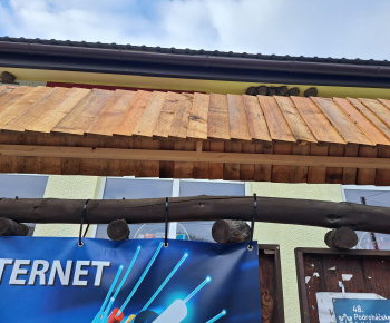 Aktuality / Opravili sme striešku na našej informačnej tabuli pre Jednotou - foto