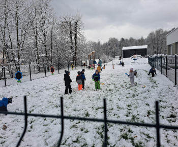 Aktuality / Prvému tohtoročnému snehu sa potešili aj deti v našej materskej škole - foto
