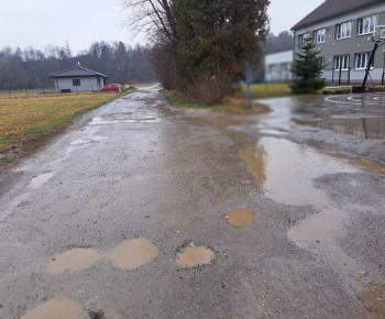Aktuality / Na základe uznesenia vlády obec získala finančné prostriedky na opravu miestnej komunikácie - foto