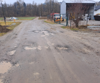 Aktuality / Na základe uznesenia vlády obec získala finančné prostriedky na opravu miestnej komunikácie - foto