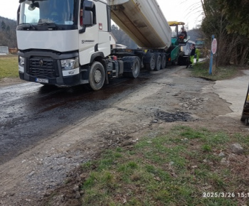 Aktuality / Na základe uznesenia vlády obec získala finančné prostriedky na opravu miestnej komunikácie - foto