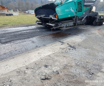 Aktuality / Na základe uznesenia vlády obec získala finančné prostriedky na opravu miestnej komunikácie - foto