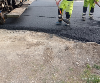 Aktuality / Na základe uznesenia vlády obec získala finančné prostriedky na opravu miestnej komunikácie - foto
