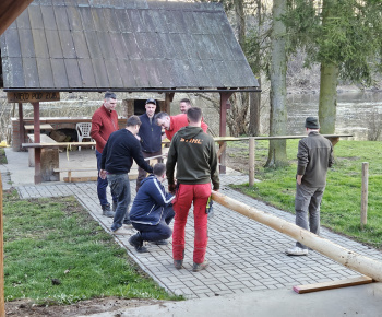 Aktuality / Príprava na stavanie 1. mája - 12. apríla 2025 - foto